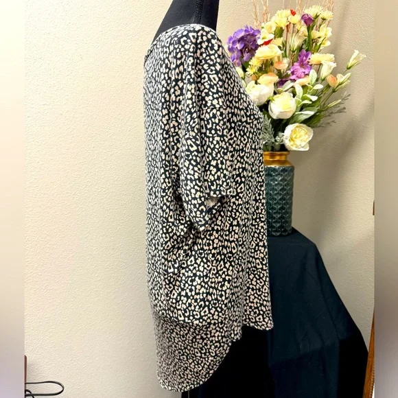 American Eagle Outfitters Black/Beige chic Relaxed Fit Top size Medium - Picture 2 of 8